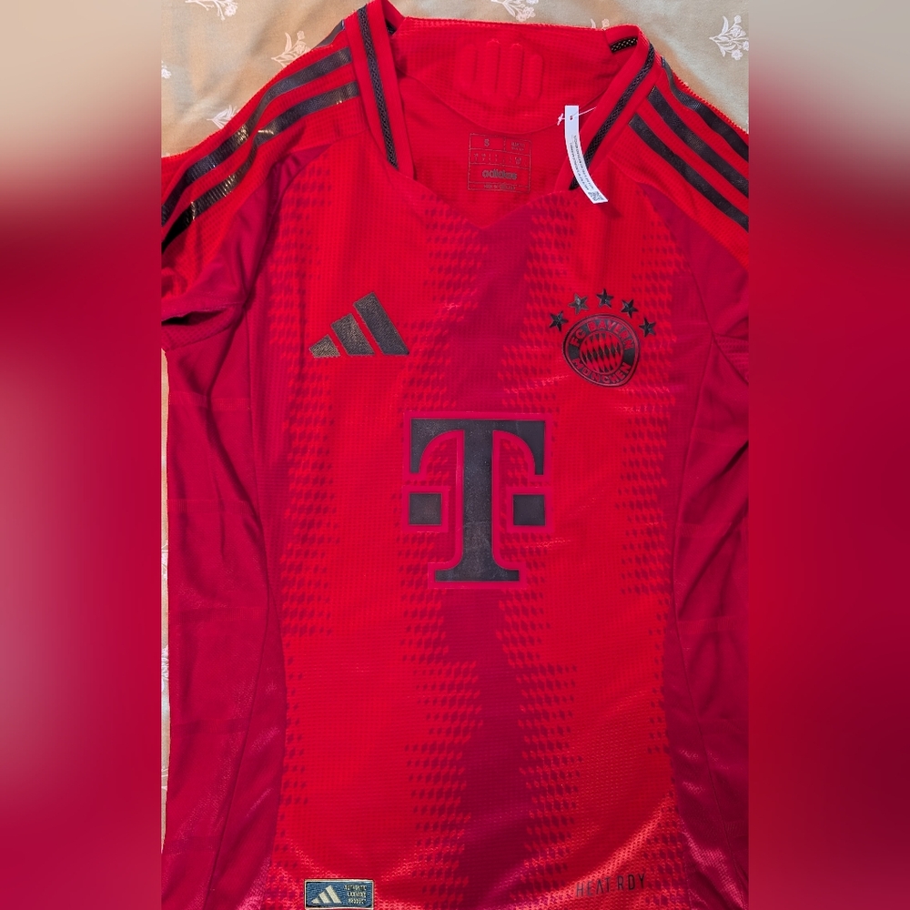 adidas Red FC Bayern München Kids Jersey - Picture 3 of 6